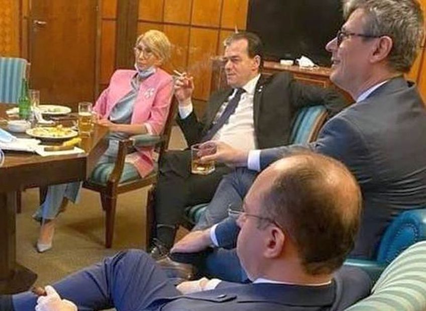 premierul Ludovic Orban, împreună cu mai mulți miniștri din cabinetul liber, fumează și încalcă măsurile de distanțare socială în Palatul Victoria
