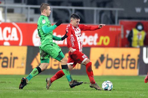 Denis Rusu, în duel cu Janusz Gol într-un meci UTA - Dinamo // foto: Imago
