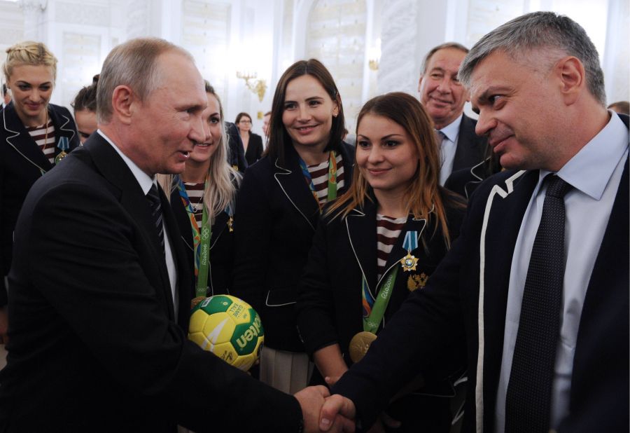 Serghei Sishkarev (dreapta), patronul TSKA Moscova, felicitat de presedintele Putin după medalia de aur de la Rio FOTO IMAGO Țarul Pera » Traseul lui Florentin Pera de la Reșița la ȚSKA Moscova! Niciun alt tehnician român nu a ajuns să antreneze la un asemenea nivel