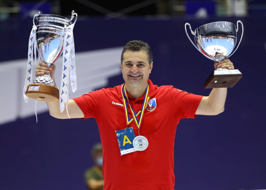 Pera cu ultimele trofee câștigate la SCM Rm. Vâlcea FOTO Marius Ionescu Țarul Pera » Traseul lui Florentin Pera de la Reșița la ȚSKA Moscova! Niciun alt tehnician român nu a ajuns să antreneze la un asemenea nivel