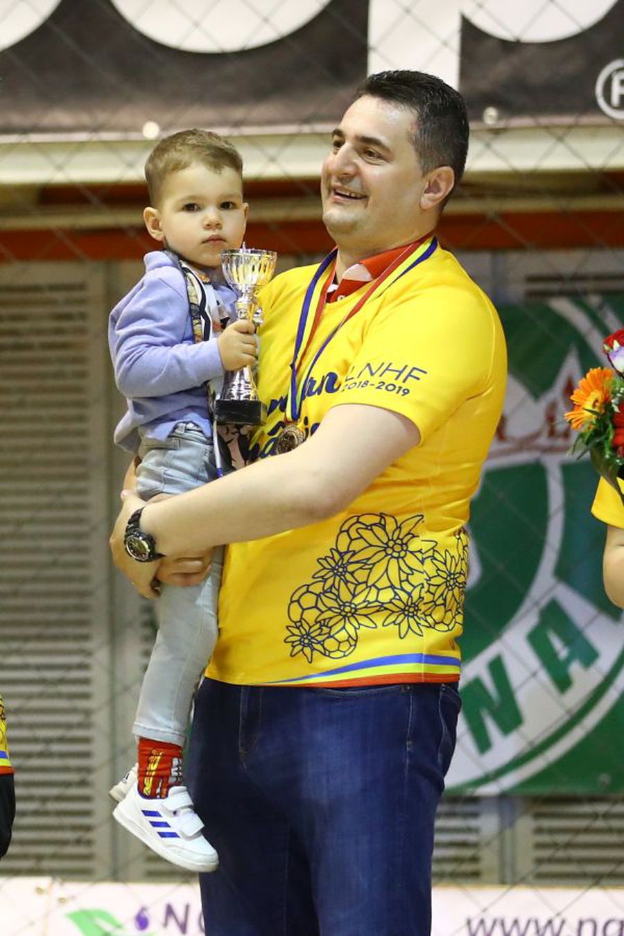 Cu fiul său David după primul titlu de campion câștigat în România FOTO Marius Ionescu Țarul Pera » Traseul lui Florentin Pera de la Reșița la ȚSKA Moscova! Niciun alt tehnician român nu a ajuns să antreneze la un asemenea nivel