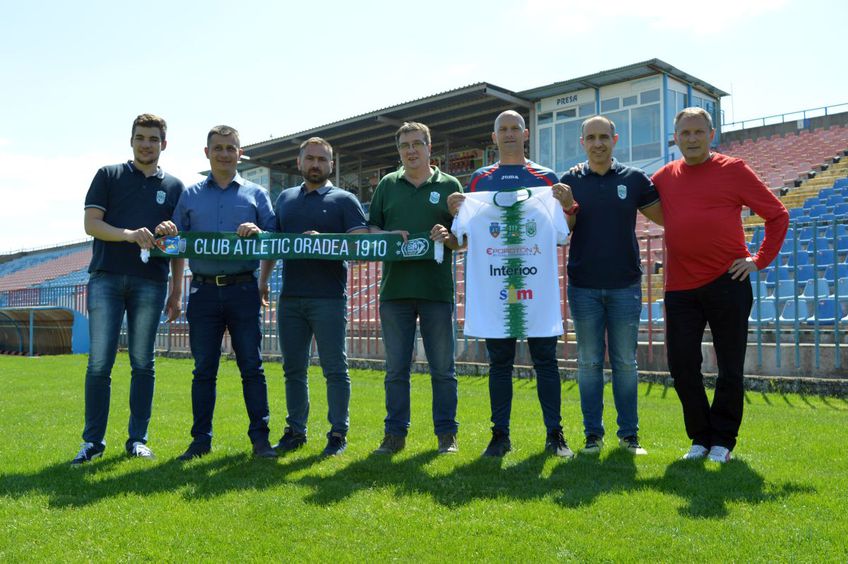 Florin Mal (al doilea din stânga), președintele clubului, alături de stafful tehnic și administrativ al celor de la CA Oradea