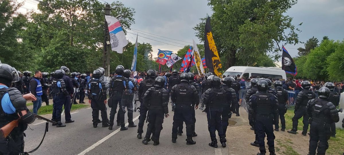 Incidente la Afumați » Jurnaliști agresați de ultrașii Stelei: „Jandarmii nu au intervenit”. Ce se poate vedea pe imagini + „scuza” forțelor de ordine