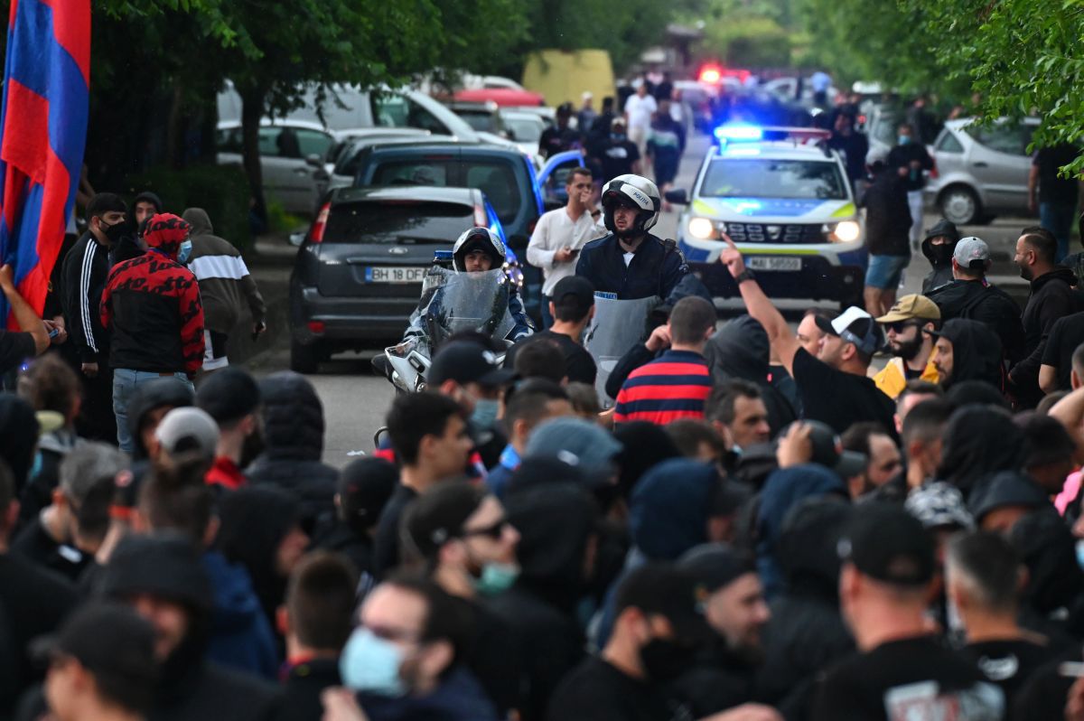 CS Afumați - CSA Steaua. 600 de steliști blocați la 200 de metri de stadion » Primele imagini filmate la stadion