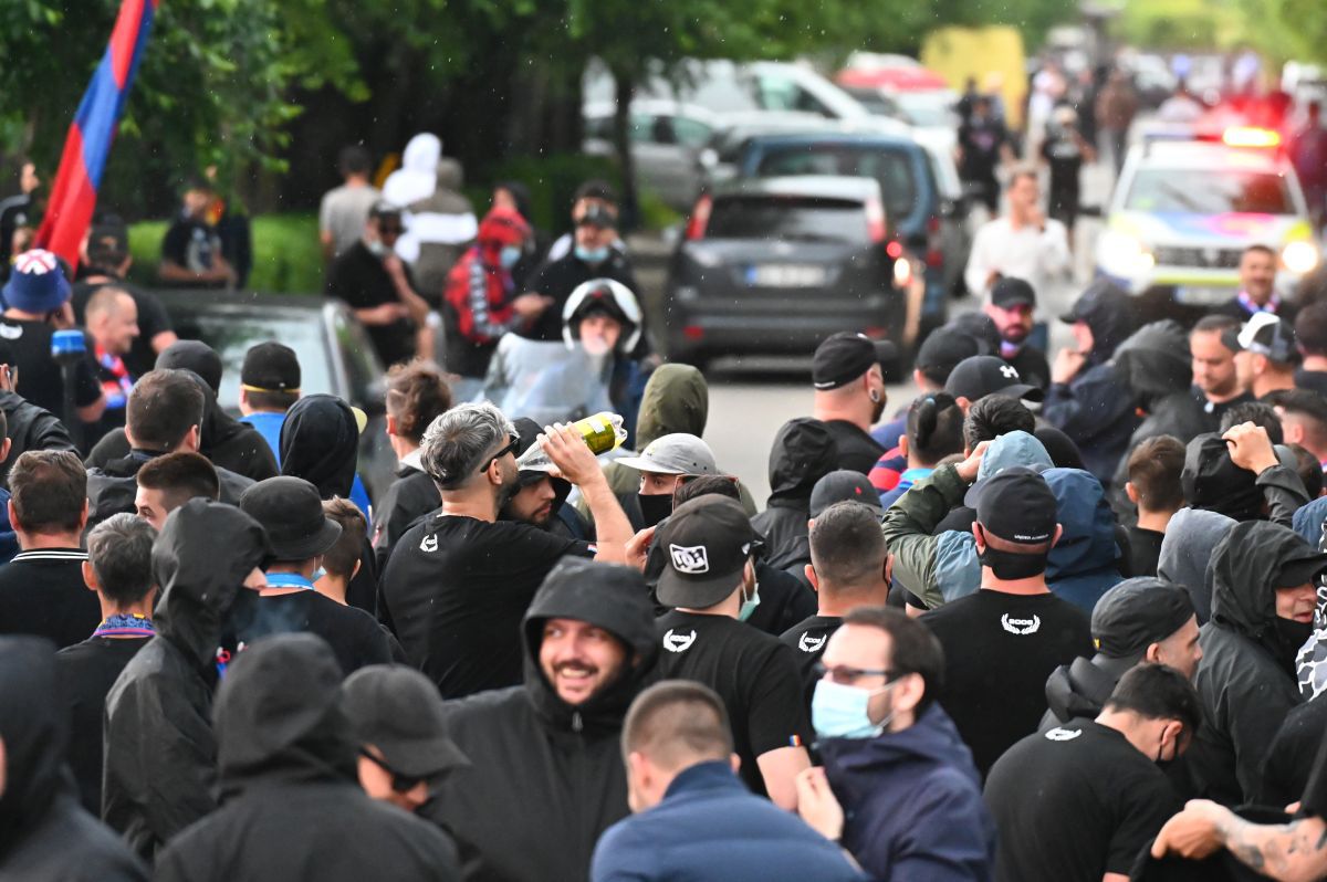 CS Afumați - CSA Steaua. 600 de steliști blocați la 200 de metri de stadion » Primele imagini filmate la stadion