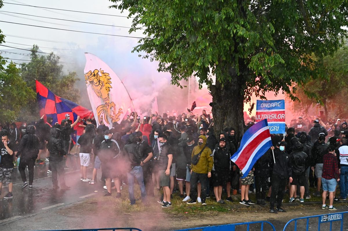 CS Afumați - CSA Steaua. 600 de steliști blocați la 200 de metri de stadion » Primele imagini filmate la stadion