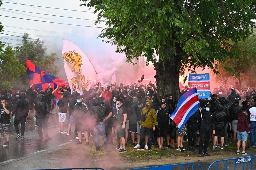 CS Afumați - CSA Steaua, returul barajului pentru promovarea în Liga 2, se joacă azi, de la ora 17:30. Peste 600 de fani ai oaspeților au fost blocați de jandarmi, la 200 de metri de stadion.