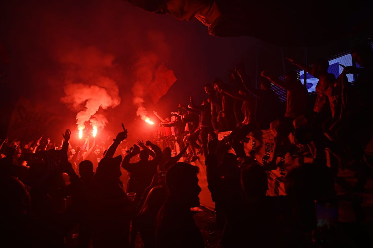 Panică în birourile CSA » Telefon disperat din mulțime, la sărbătoarea de promovare: „Alo! Au sărit gardurile, nu i-am lăsat pe stadion!”