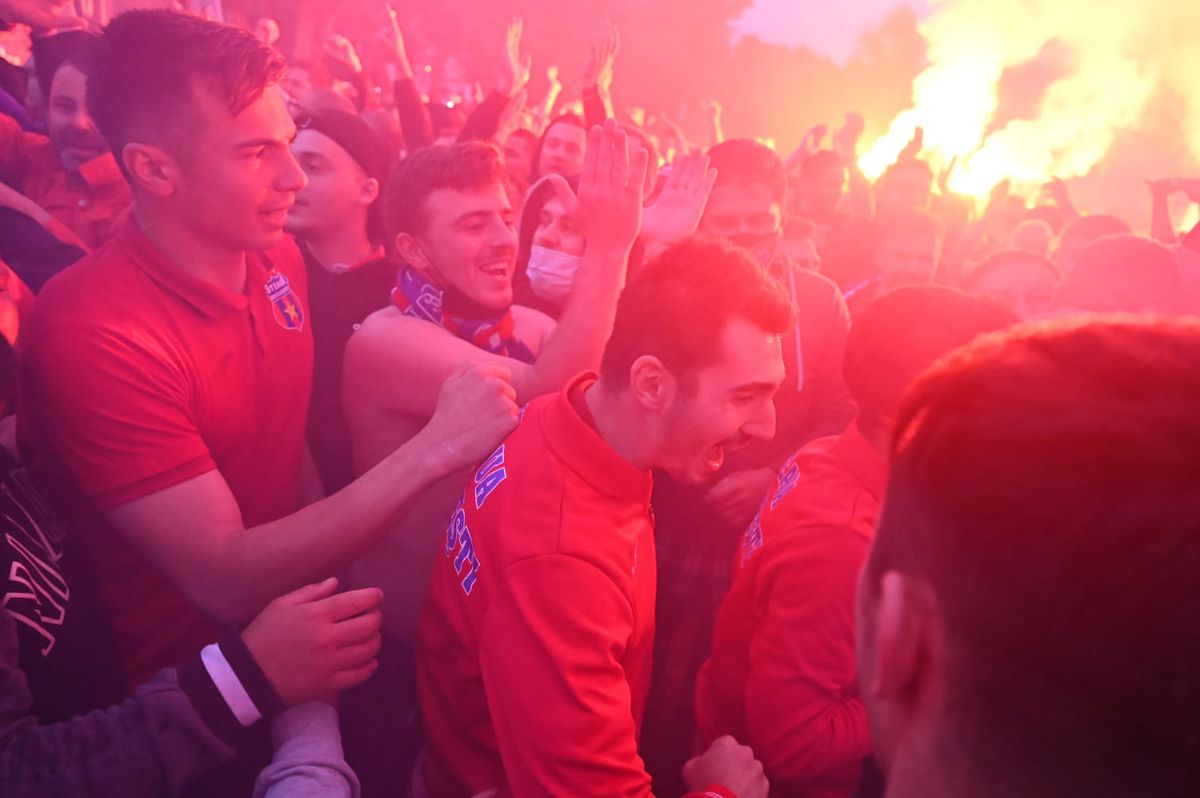 CSA STEAUA. Fiesta în Ghencea: peste 1.500 de fani la sărbătoarea promovării » Imagini incendiare! Suporterii au intrat în stadion: „Vă rugăm, părăsiți arena!”