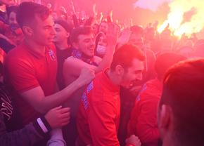 CSA STEAUA. Fiesta în Ghencea: peste 1.500 de fani la sărbătoarea promovării » Imagini incendiare! Suporterii au intrat în stadion: „Vă rugăm, părăsiți arena!”