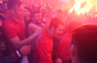 CSA STEAUA. Fiesta în Ghencea: peste 1.500 de fani la sărbătoarea promovării » Imagini incendiare! Suporterii au intrat în stadion: „Vă rugăm, părăsiți arena!”