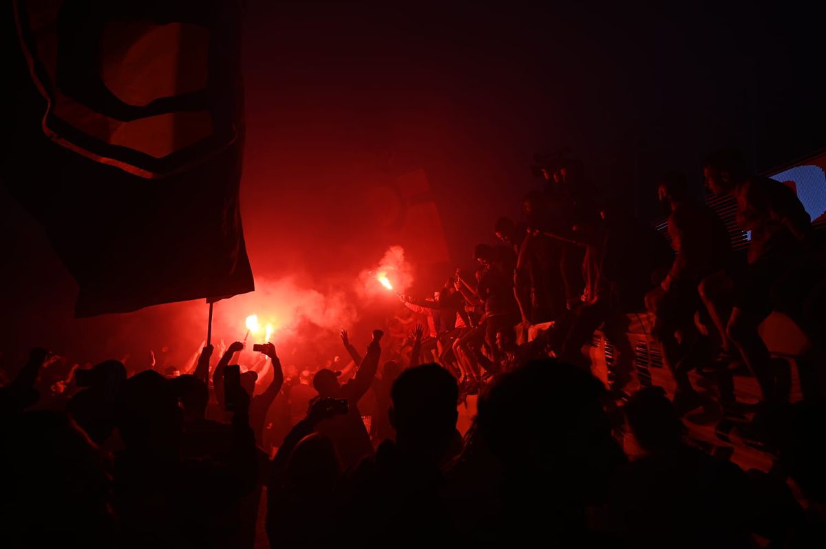 CSA STEAUA. Fiesta în Ghencea: peste 1.500 de fani la sărbătoarea promovării » Imagini incendiare! Suporterii au intrat în stadion: „Vă rugăm, părăsiți arena!”