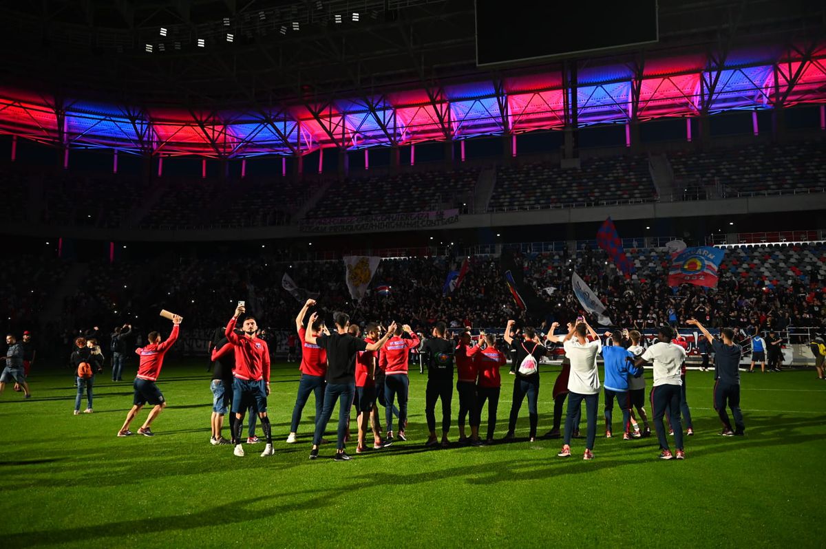 CSA STEAUA. Fiesta în Ghencea: peste 1.500 de fani la sărbătoarea promovării » Imagini incendiare! Suporterii au intrat în stadion: „Vă rugăm, părăsiți arena!”