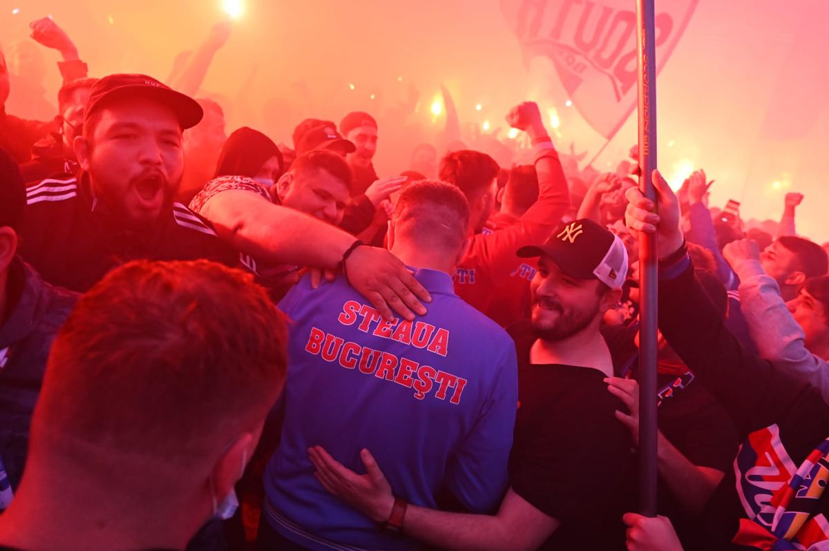 CSA STEAUA. Fiesta în Ghencea: peste 1.500 de fani la sărbătoarea promovării » Imagini incendiare! Suporterii au intrat în stadion: „Vă rugăm, părăsiți arena!”