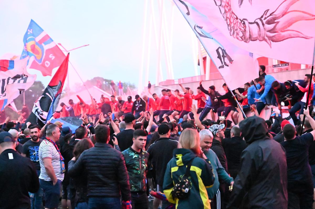 CSA STEAUA. Fiesta în Ghencea: peste 1.500 de fani la sărbătoarea promovării » Imagini incendiare! Suporterii au intrat în stadion: „Vă rugăm, părăsiți arena!”