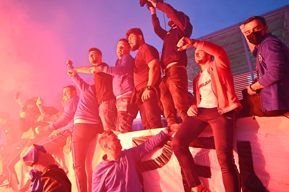 CSA STEAUA. Fiesta în Ghencea: peste 1.500 de fani la sărbătoarea promovării » Imagini incendiare! Suporterii au intrat în stadion: „Vă rugăm, părăsiți arena!”