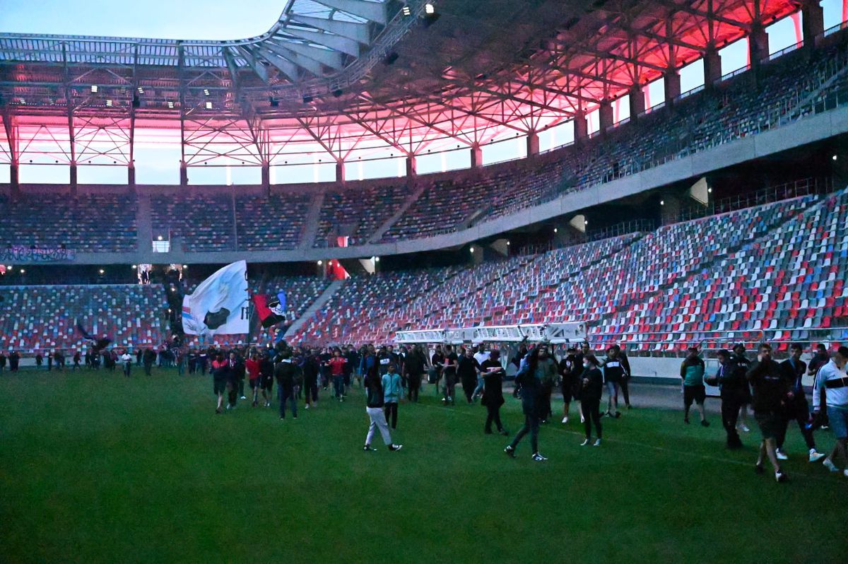 Panică în birourile CSA » Telefon disperat din mulțime, la sărbătoarea de promovare: „Alo! Au sărit gardurile, nu i-am lăsat pe stadion!”