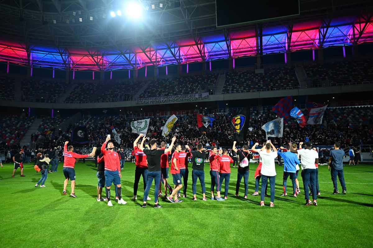 CSA STEAUA. Fiesta în Ghencea: peste 1.500 de fani la sărbătoarea promovării » Imagini incendiare! Suporterii au intrat în stadion: „Vă rugăm, părăsiți arena!”