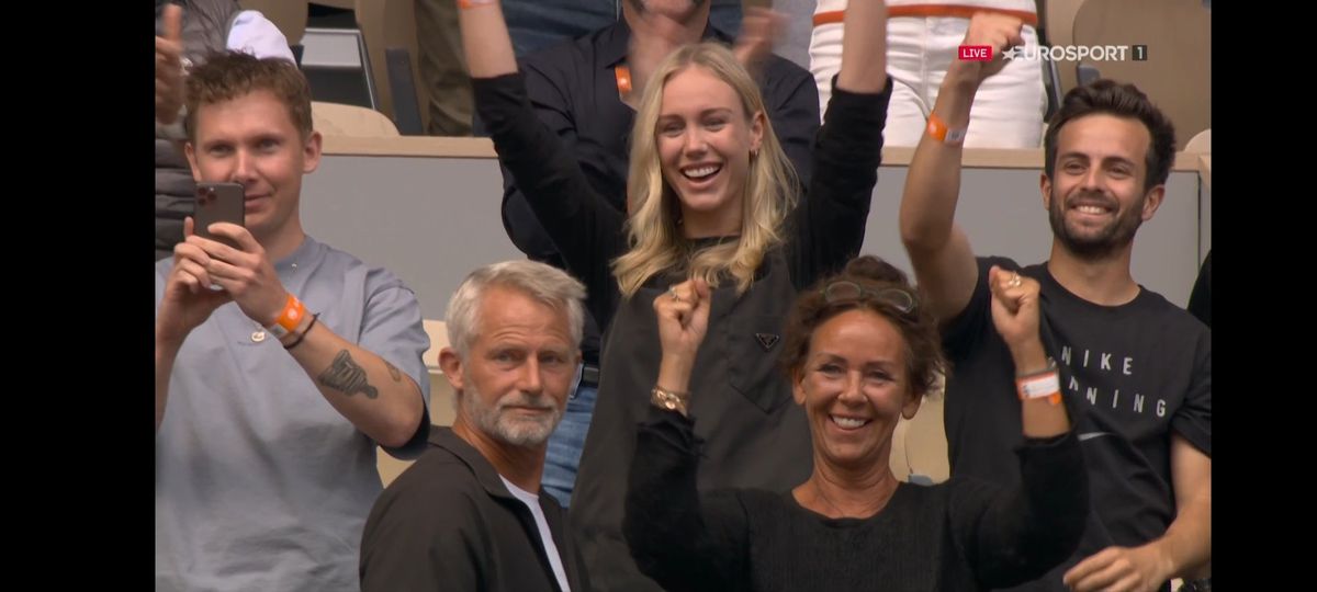 Puștiul Rune a făcut meciul vieții la Roland Garros, dar toate camerele au fost îndreptate spre sora lui: „N-am văzut producător mai obsedat”