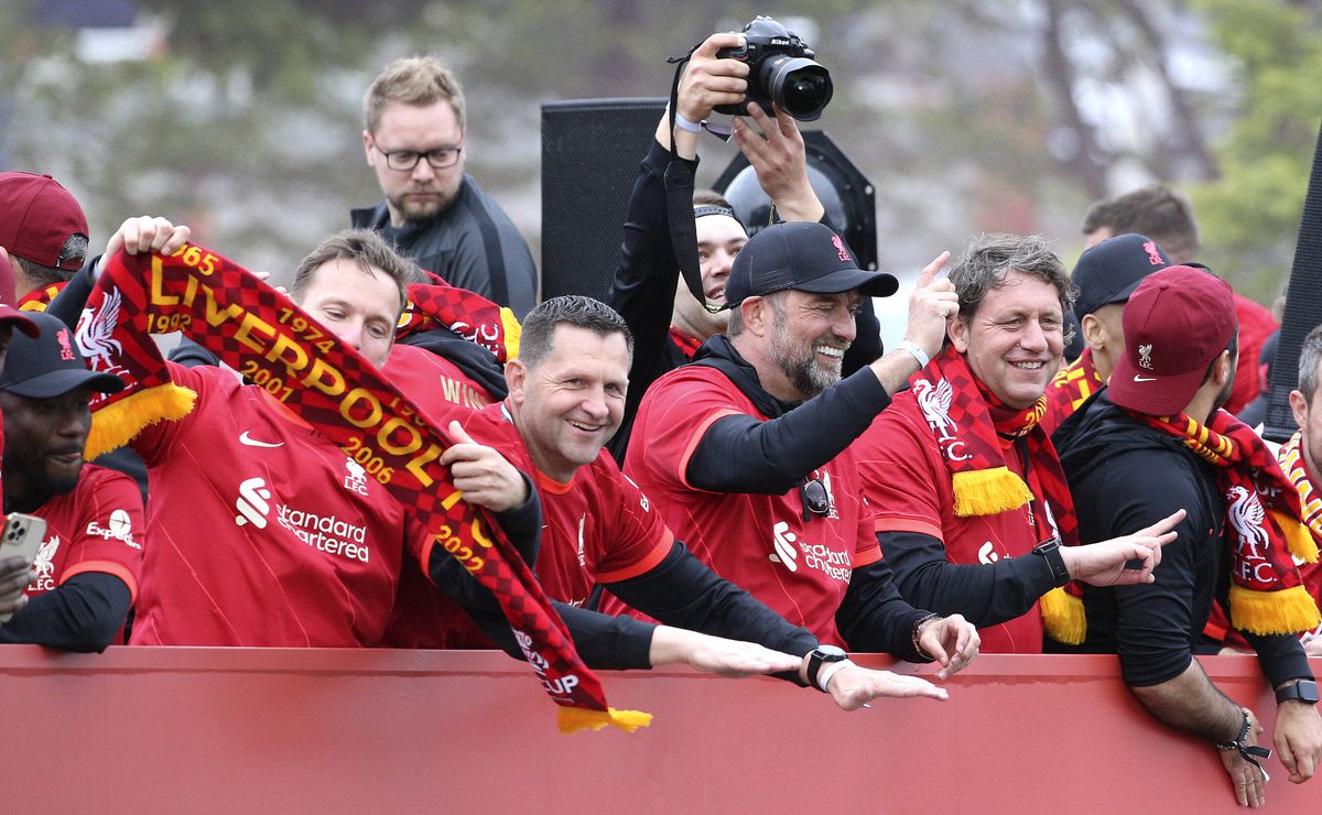 Liverpool, paradă în oraș după finala pierdută cu Real Madrid » Mii de fani au venit să-i aplaude pe jucători