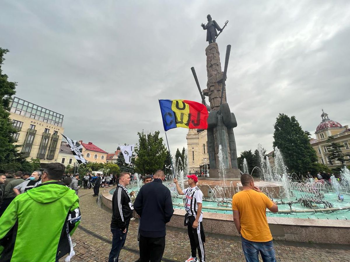 U Cluj sărbătorește promovarea în Liga 1: imagini senzaționale din Piața Avram Iancu + „Șepcile roșii” așteaptă investițiile BT