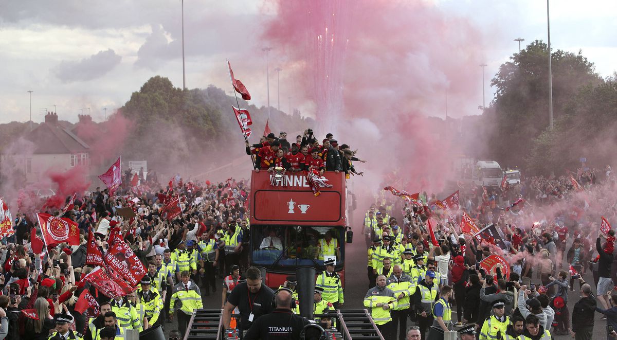 Liverpool, paradă în oraș după finala pierdută cu Real Madrid » Mii de fani au venit să-i aplaude pe jucători