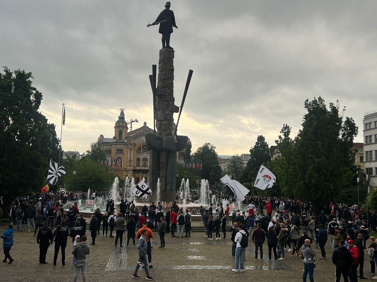 U Cluj sărbătorește promovarea în Liga 1: imagini senzaționale din Piața Avram Iancu + „Șepcile roșii” așteaptă investițiile BT