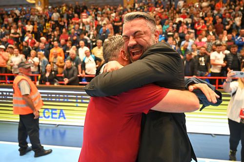 Bogdan Vasiliu îmbrățișându-l pe antrenorul Carlos Viver la finalul partidei de la Râmnicu Vâlcea 
FOTO Raed Krishan