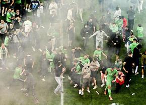 Saint-Etienne, retrogradată după 18 ani în Franța! Ultrașii au devastat stadionul, atacându-i pe jucători și pe polițiști