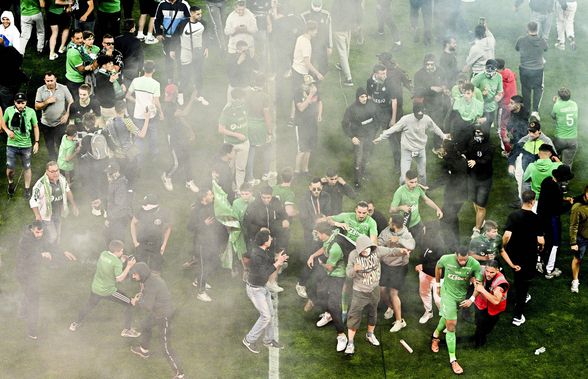 Saint-Etienne, retrogradată după 18 ani în Franța! Ultrașii au devastat stadionul, atacându-i pe jucători și pe polițiști