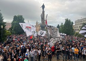 U Cluj sărbătorește promovarea în Liga 1: imagini senzaționale din Piața Avram Iancu + „Șepcile roșii” așteaptă noul investitor
