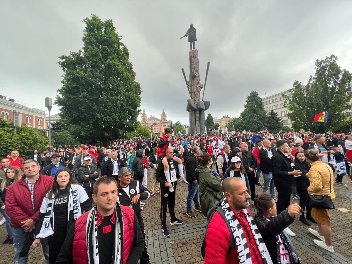 U Cluj sărbătorește promovarea în Liga 1: imagini senzaționale din Piața Avram Iancu + „Șepcile roșii” așteaptă investițiile BT