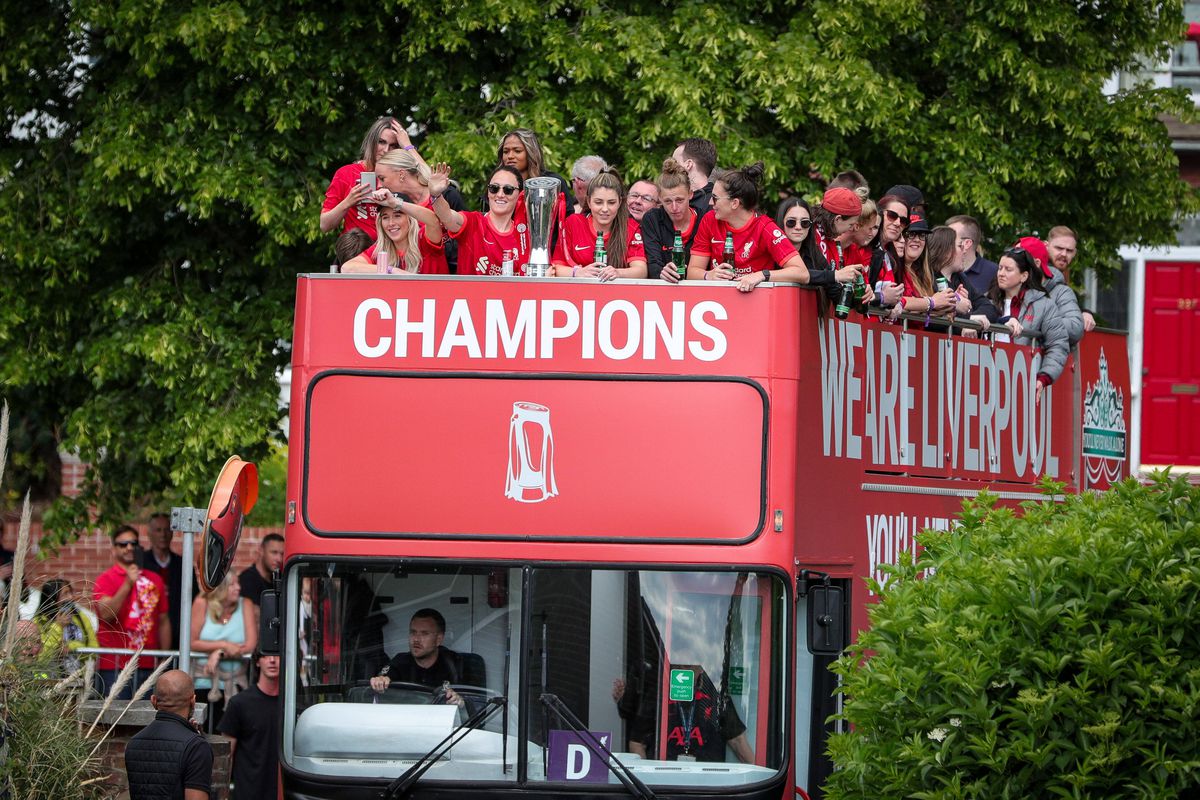 Liverpool, paradă în oraș după finala pierdută cu Real Madrid » Mii de fani au venit să-i aplaude pe jucători