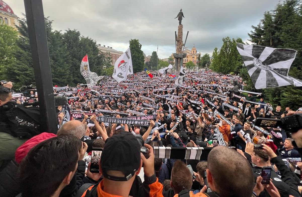 U Cluj sărbătorește promovarea în Liga 1: imagini senzaționale din Piața Avram Iancu + „Șepcile roșii” așteaptă investițiile BT