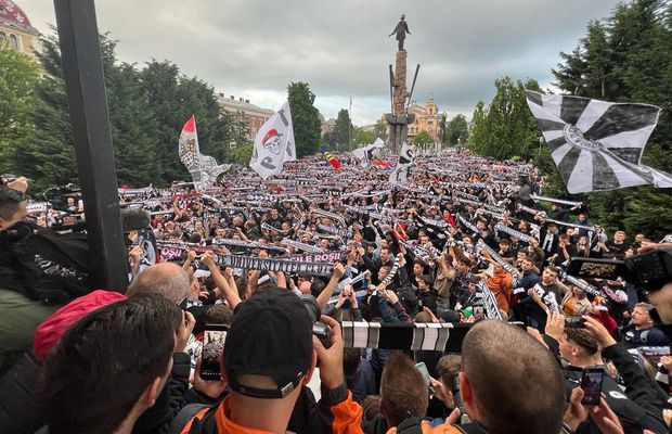 U Cluj sărbătorește promovarea în Liga 1: imagini senzaționale din Piața Avram Iancu + „Șepcile roșii” așteaptă investițiile BT