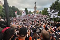 U Cluj sărbătorește promovarea în Liga 1: imagini senzaționale din Piața Avram Iancu + „Șepcile roșii” așteaptă investițiile BT