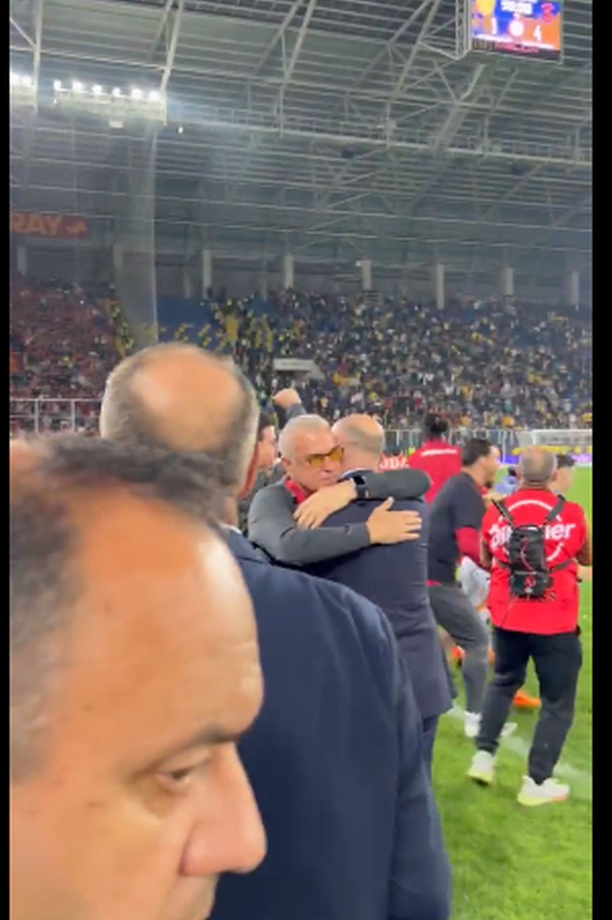 Imagini senzaționale: Galatasaray, noua campioană a Turciei » Fostul coechipier al lui Hagi, purtat în spate de Icardi