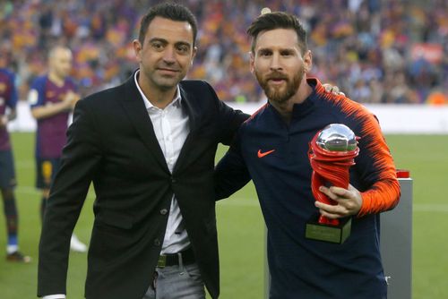 Xavi trage de Leo Messi spre Barcelona. Foto: Imago Images
