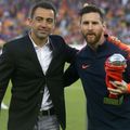 Xavi trage de Leo Messi spre Barcelona. Foto: Imago Images