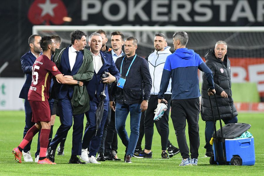 Zoltan Iasko, oficial al Farului, ținut aici de Mario Camora, a fost în conflict direct cu Dan Petrescu după CFR - Farul 1-2 (foto: Flaviu Buboi/sportpictures.eu) Datul vieții