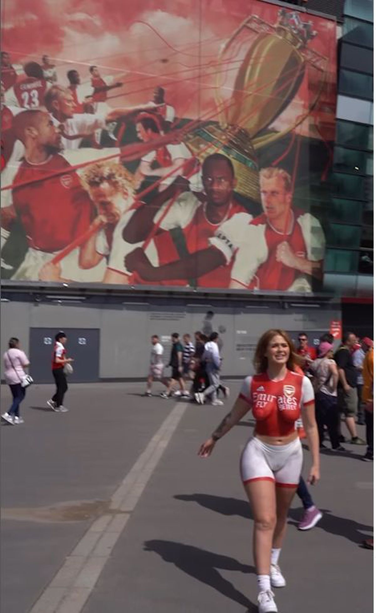 A intrat dezbrăcată la meciul favoriților: „Am stat 3-4 ore, am vorbit cu oameni faimoși”