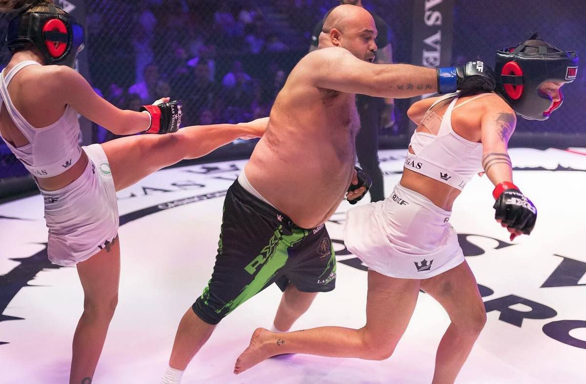 Imagini SCANDALOASE de la gala RXF, din Sala Polivalentă » Două femei lovite cu bestialitate de „Perversul” de pe Târgu Ocna, în cușcă! Reacția șocantă a organizatorilor: „Nu este nimic deplasat!”