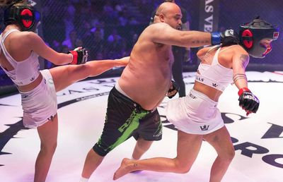 Imagini SCANDALOASE de la gala RXF, din Sala Polivalentă » Două femei lovite cu bestialitate de „Perversul” de pe Târgu Ocna, în cușcă! Reacția șocantă a organizatorilor: „Nu este nimic deplasat!”