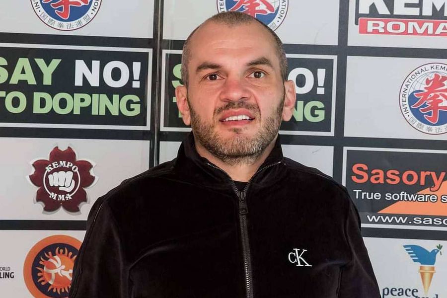 Ionuț „Pitbull” Atodiresei Imagini SCANDALOASE de la gala RXF, din Sala Polivalentă » Două femei lovite cu bestialitate de „Perversul” de pe Târgu Ocna, în cușcă! Reacția șocantă a organizatorilor: „Nu este nimic deplasat!”