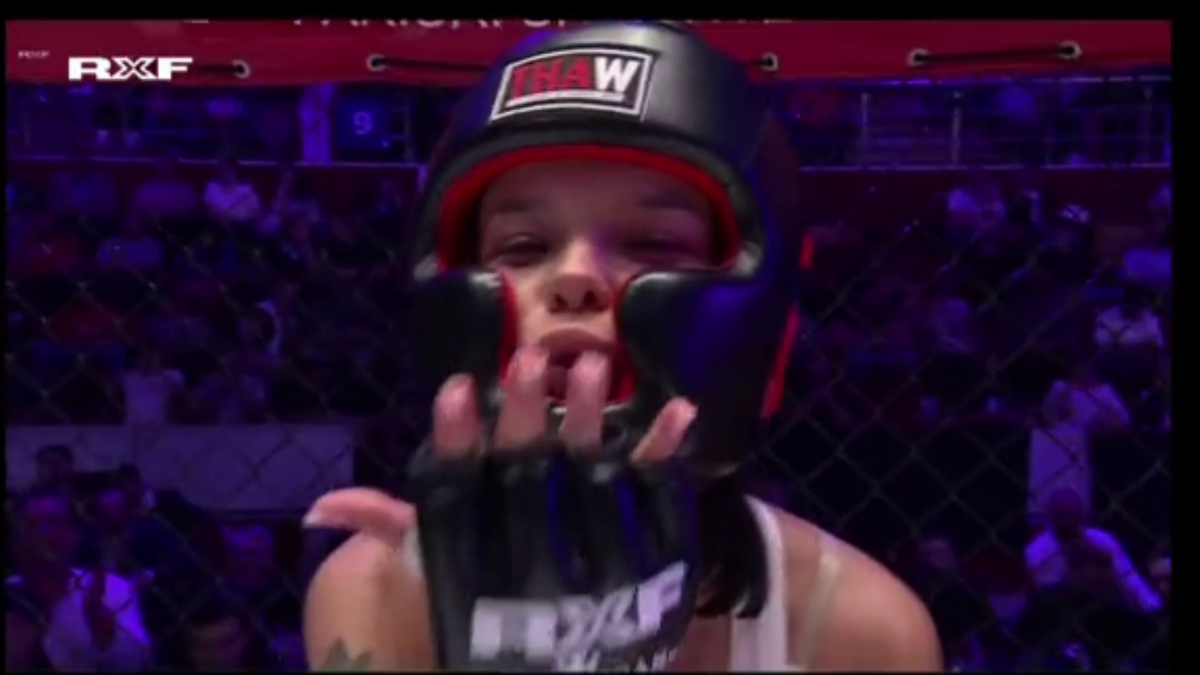 Organizatorul galei RXF e „recidivist”! Lupte cu minore în cușcă, scene sângeroase cu fete de 16 și 17 ani » Cum era „vopsit” evenimentul: „Avem acordul părinților”