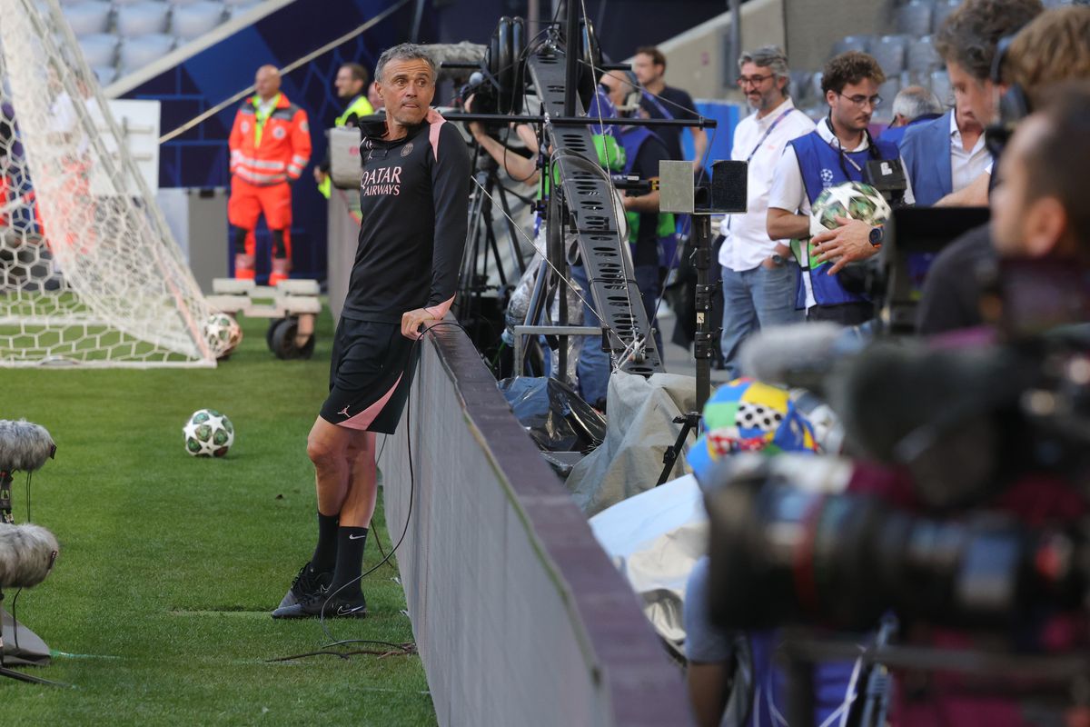 Cârnați și covrigi bavarezi, dar bere fără alcool! Reguli extrem de stricte pe stadionul unde se joacă finala Champions League, locul unde România a scris istorie la Euro