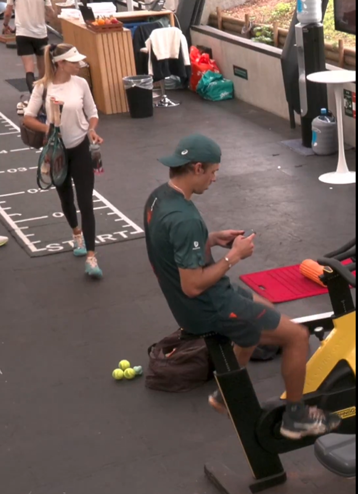 Consolat de iubita tenismenă după eșecul-surpriză de la Roland Garros » Camerele de supraveghere au surprins scena, imaginile au ajuns pe internet