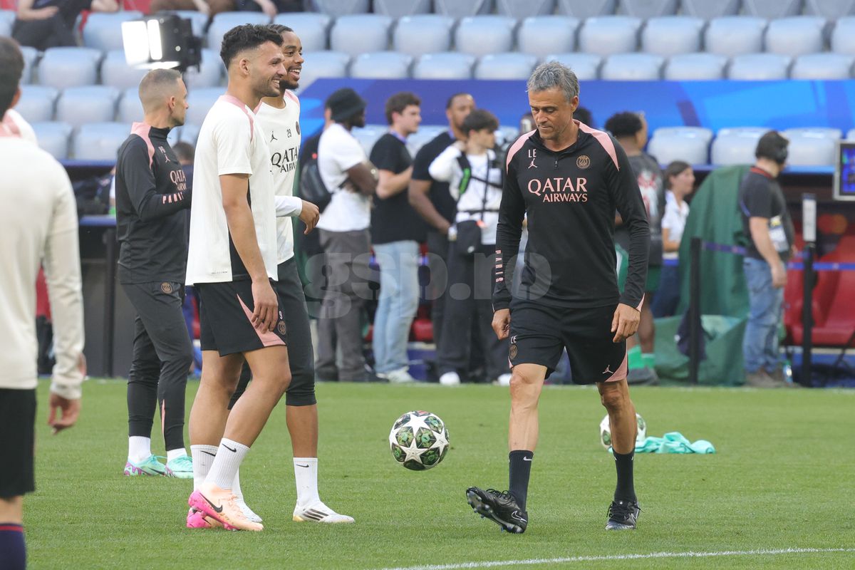 Jurnalista-fotomodel a furat toate privirile la antrenamentul oficial al lui PSG + Gestul rar întâlnit la acest nivel