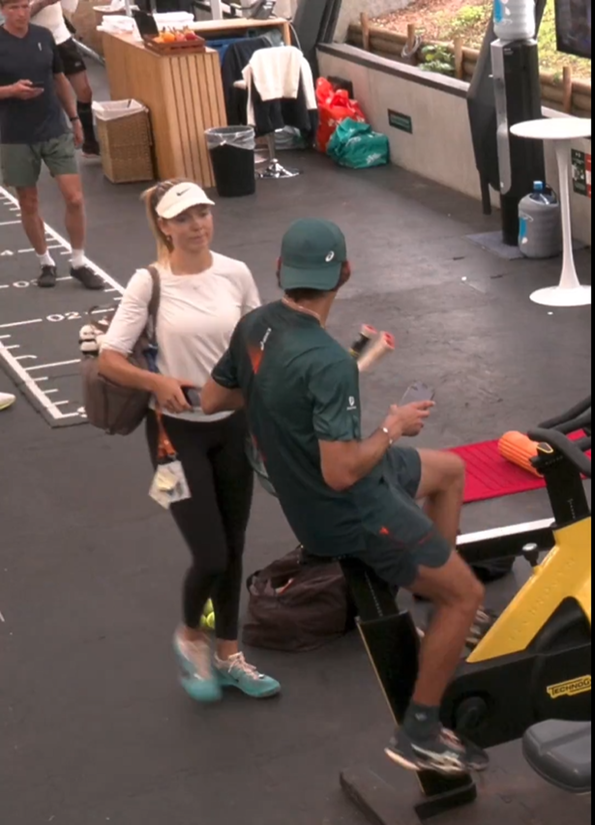 Consolat de iubita tenismenă după eșecul-surpriză de la Roland Garros » Camerele de supraveghere au surprins scena, imaginile au ajuns pe internet