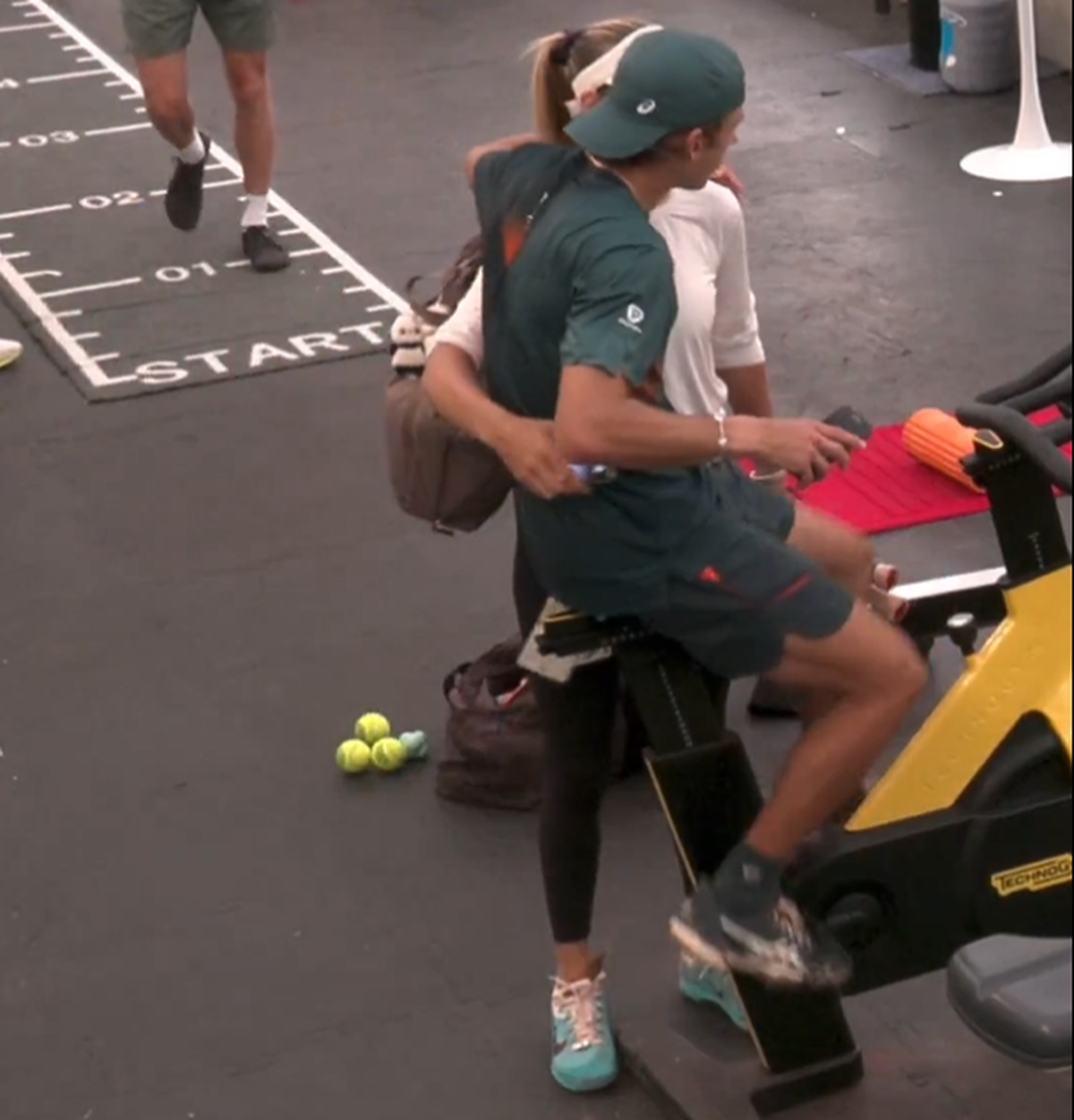 Consolat de iubita tenismenă după eșecul-surpriză de la Roland Garros » Camerele de supraveghere au surprins scena, imaginile au ajuns pe internet